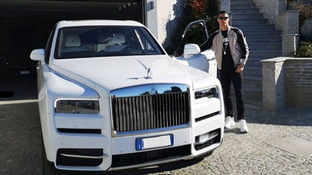 Cristiano Ronaldo llega a la sede de la Juventus en el último modelo de Rolls-Royce valorado en 300.000 euros