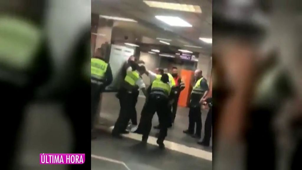 Las imágenes de trabajadores de Renfe en Barcelona golpeando brutalmente a un hombre por saltarse los tornos