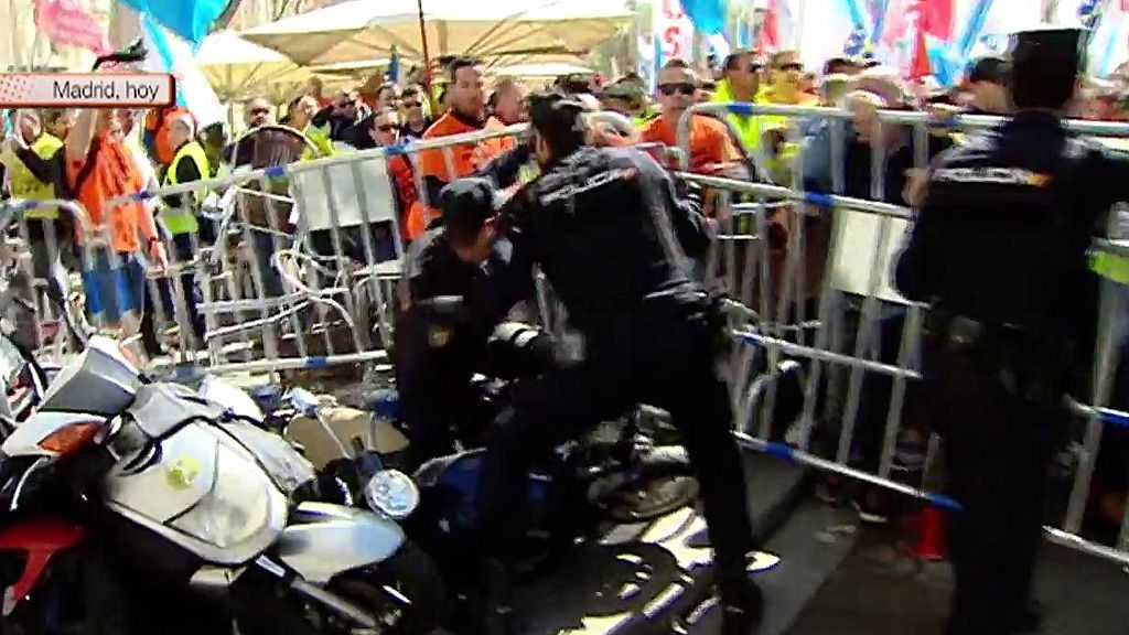 Golpes y forcejeos: La protesta de trabajadores de Alcoa frente al Congreso se salda con un detenido y heridos leves
