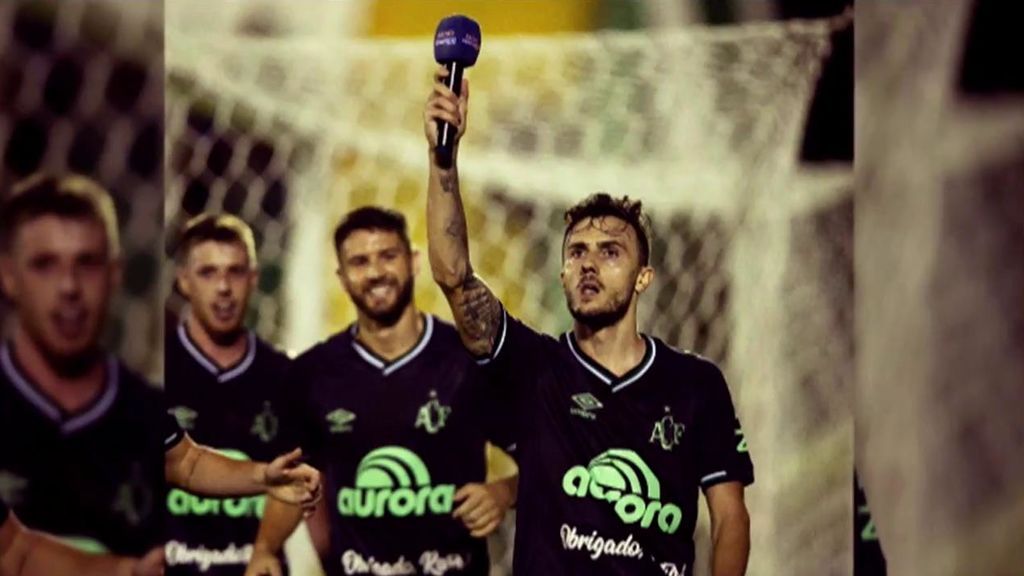 Micrófono en mano, Gustavo Campanharo, le dedicó el gol del Chapecoense a Rafael Henzel, el periodista fallecido