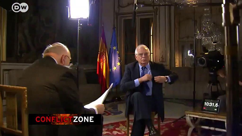 El enfado de Borrell: Corta una entrevista harto de preguntas “sesgadas”