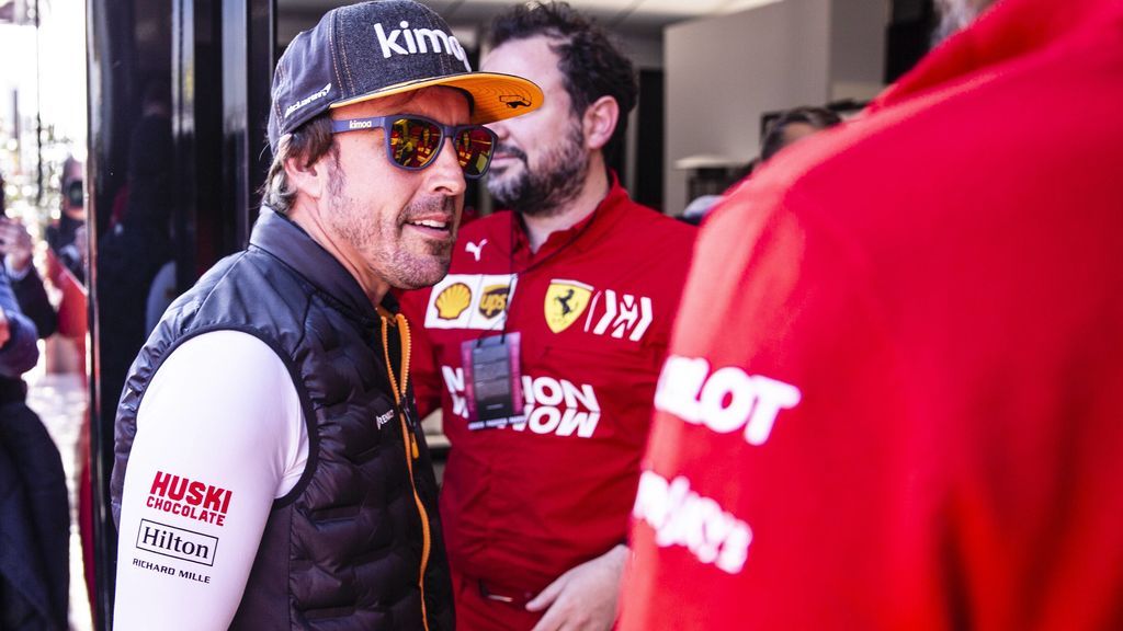 Fernando Alonso vueve a subirse al McLaren en los test oficiales de Bahrein Fernando Alonso vueve a subirse al McLaren en los test oficiales de Bahrein