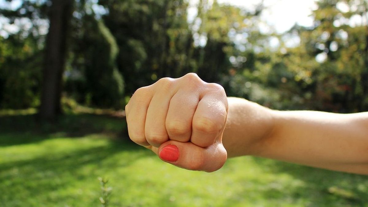 Mujer golpea a un niño en los testículos después de discutir con la madre de este