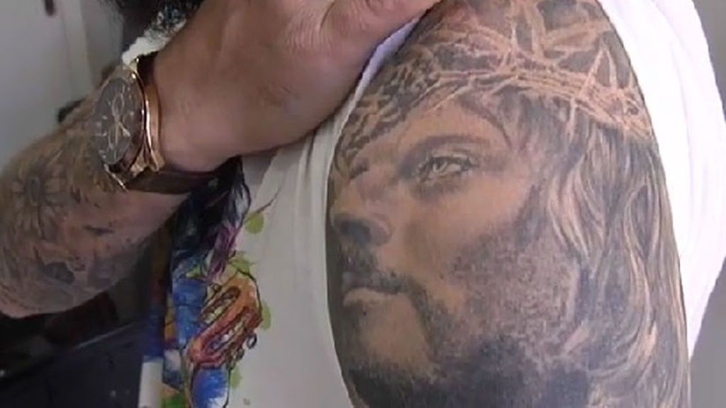 Los tatuajes de las cofradías, la nueva moda en Sevilla