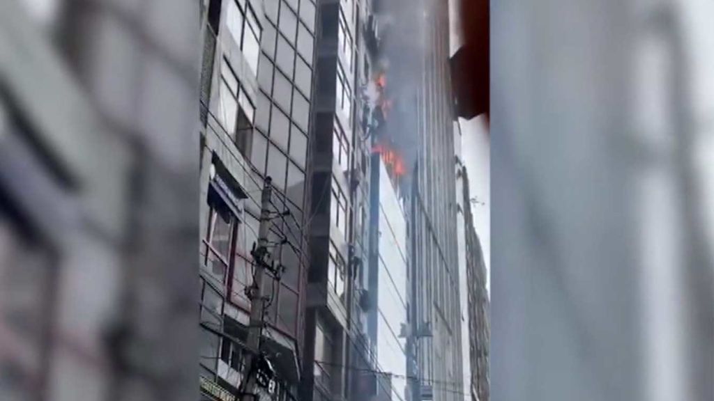 Se tiran por la ventana para escapar de las llamas en un rascacielos: hay 25 muertos