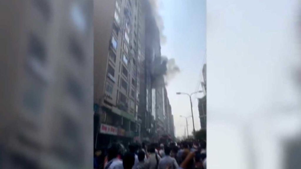 Veinticinco muertos en el incendio de un rascacielos en Daca