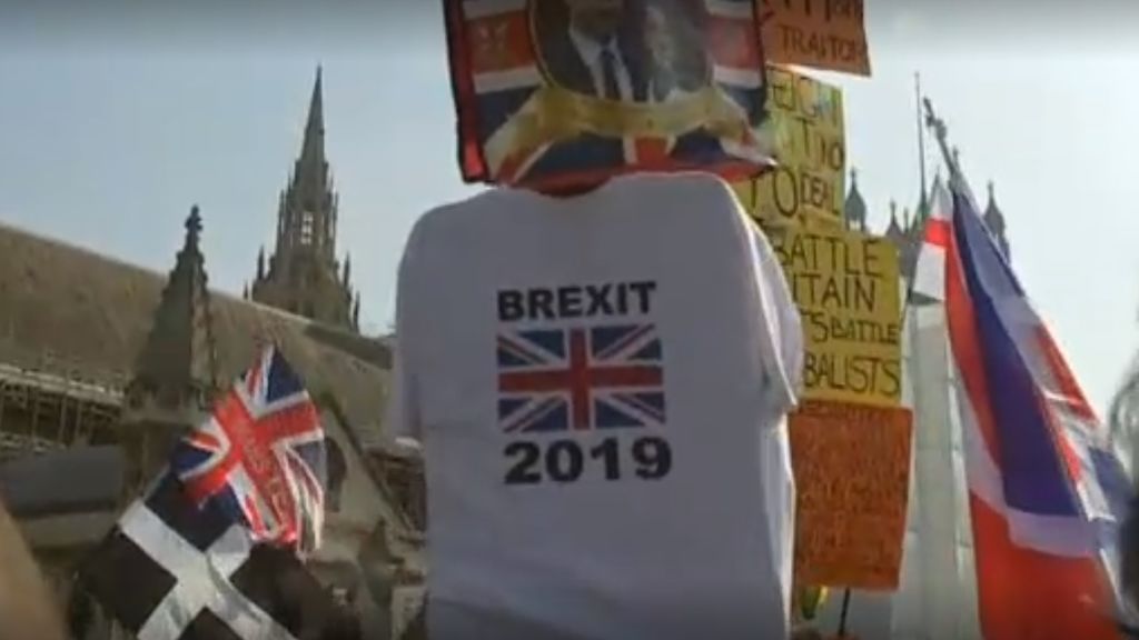 Diputados británicos planean nuevas opciones para salvar el Brexit