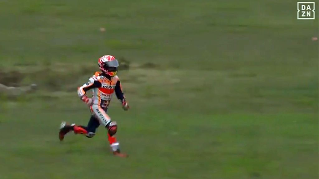 La carrera campo a través de Márquez tras romperse la moto en el entrenamiento