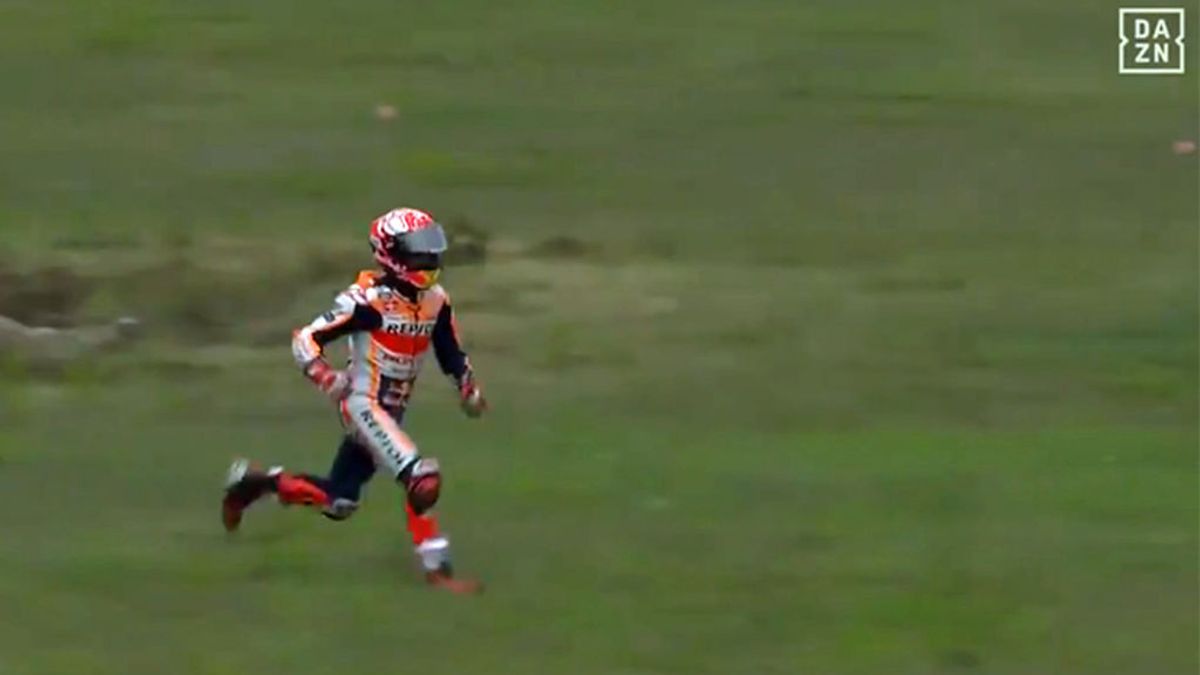 La carrera campo a través de Márquez tras romperse la moto en el entrenamiento
