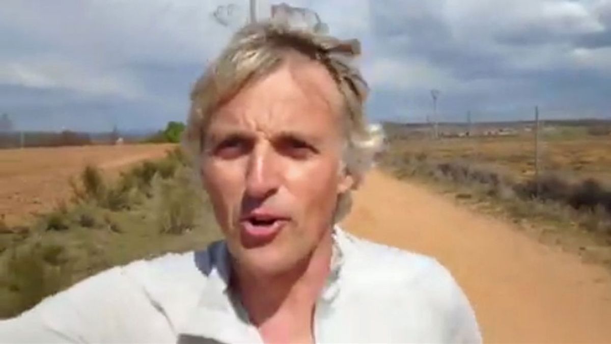 Jesús Calleja corre junto a su perro 15 kilómetros tan solo 48 horas después de ser operado Jesús Calleja corre junto a su perro 15 kilómetros tan solo 48 horas después de ser operado