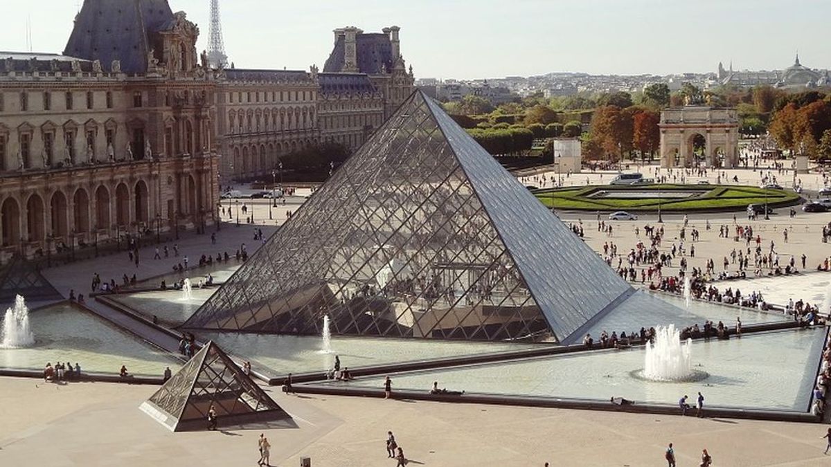 La pirámide del museo del Louvre celebra su 30 aniversario con una curiosa imagen