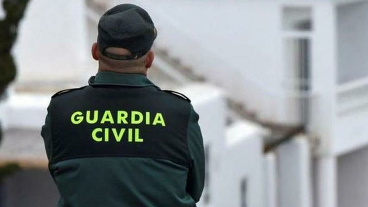 El tierno gesto de un guardia civil con un bebé en la carretera