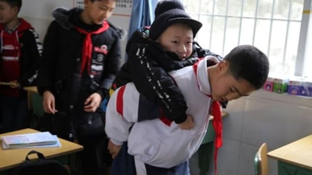 Un niño carga con su amigo discapacitado a la escuela todos los días desde hace seis años