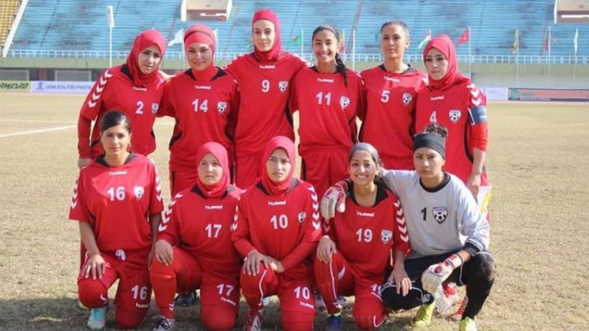 La confesión de una futbolista de Afganistán: "El presidente tenía una habitación donde violaba a las niñas" La confesión de una futbolista de Afganistán: "El presidente tenía una habitación donde violaba a las niñas"