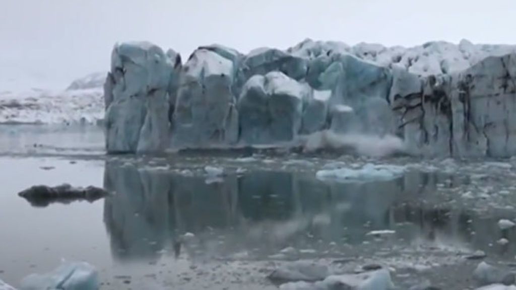 Un glaciar de Islandia se desploma frente a los turistas que tienen que salir corriendo