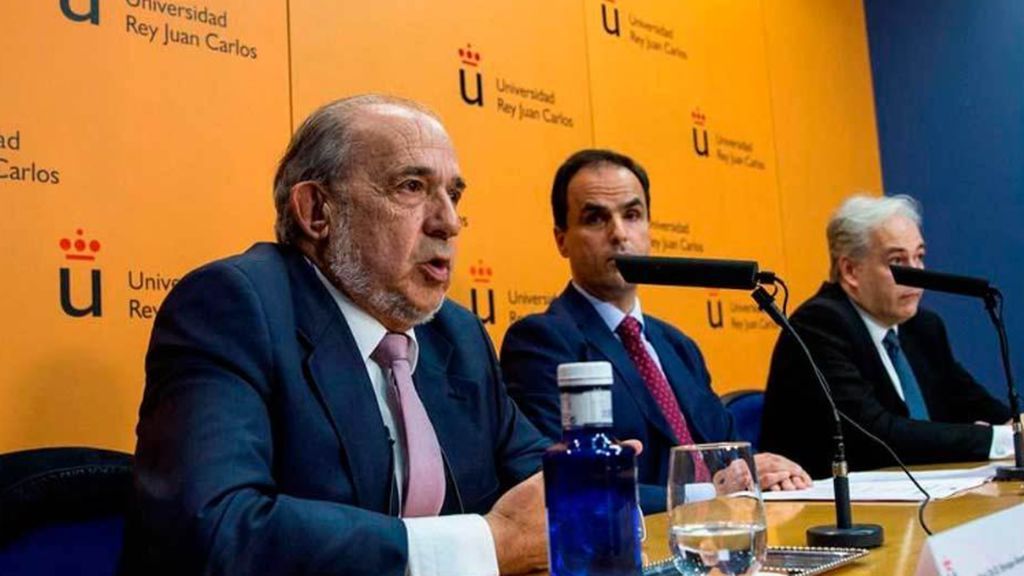 Muere Enrique Álvarez Conde, director de los máster de la Rey Juan Carlos I Muere Enrique Álvarez Conde, director de los máster de la Rey Juan Carlos I