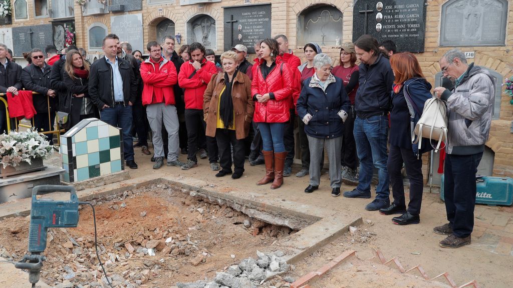 Pablo Iglesias visita emocionado junto a su madre la fosa donde podría estar enterrado su tío abuelo