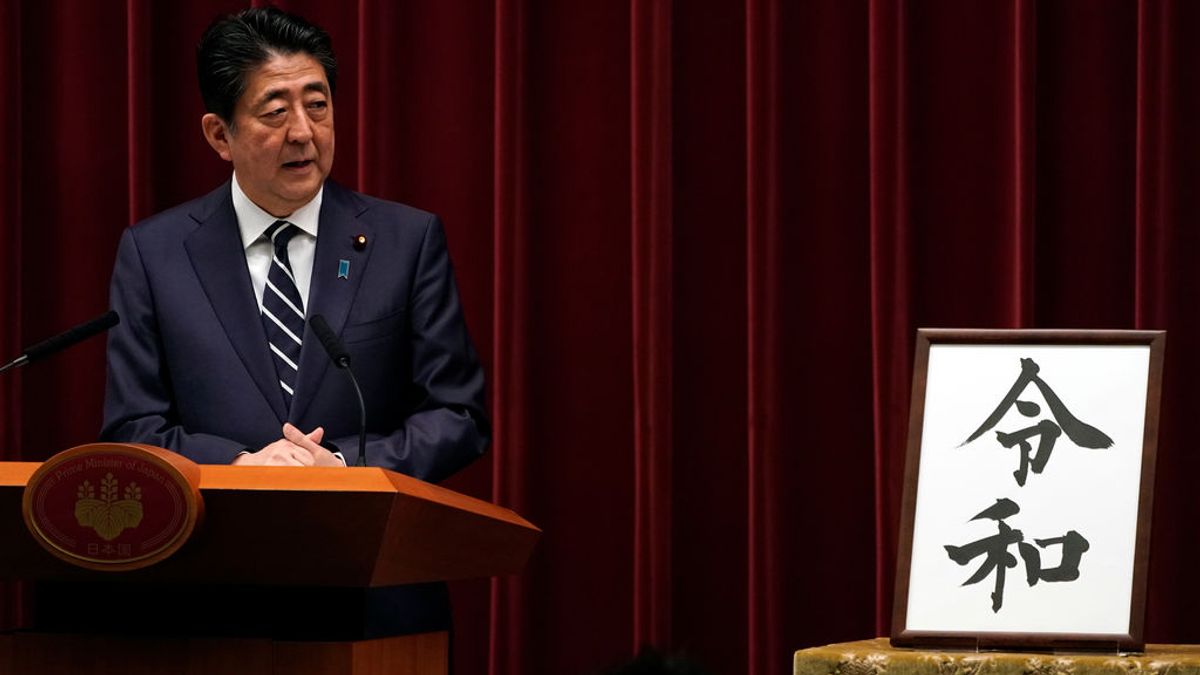 Japón inaugura una nueva era 'Reiwa' víspera de la abdicación del emperador