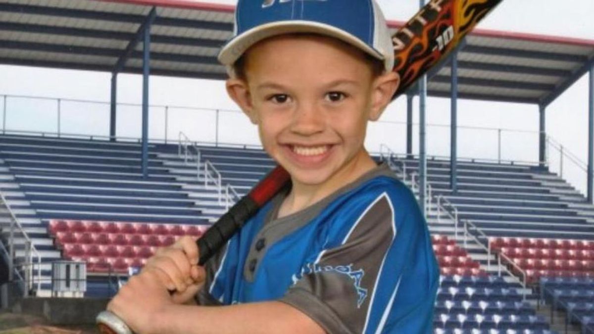 Muere un niño de 6 años de un ataque al corazón mientras se fotografiaba con su equipo de béisbol