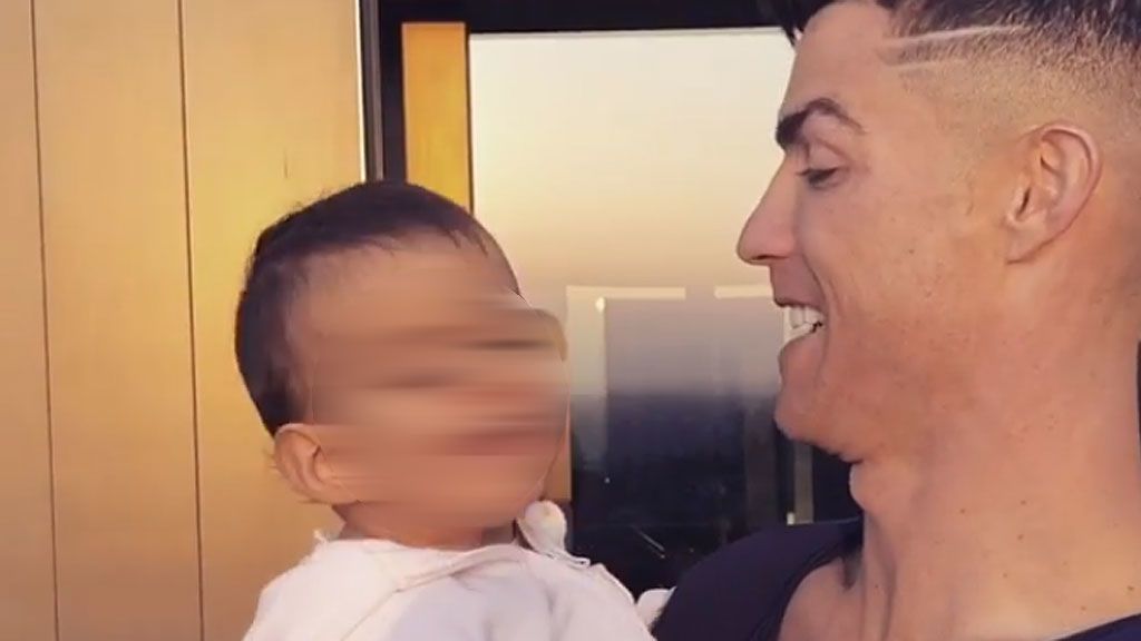 Cristiano Ronaldo deja ver su lado más tierno con los mimos a Alana Martina Cristiano Ronaldo deja ver su lado más tierno con los mimos a Alana Martina