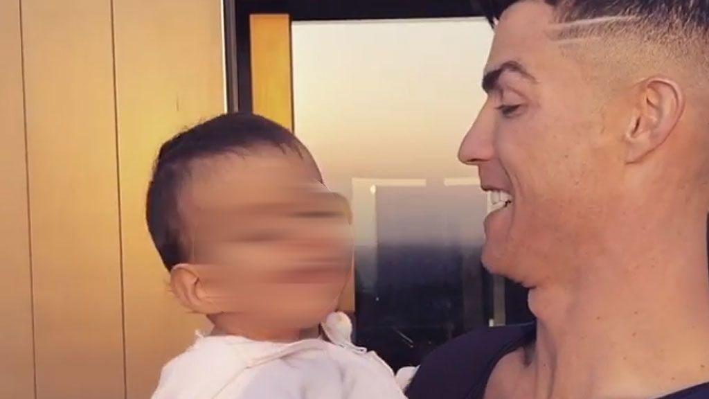 Cristiano Ronaldo deja ver su lado más tierno con los mimos a Alana Martina