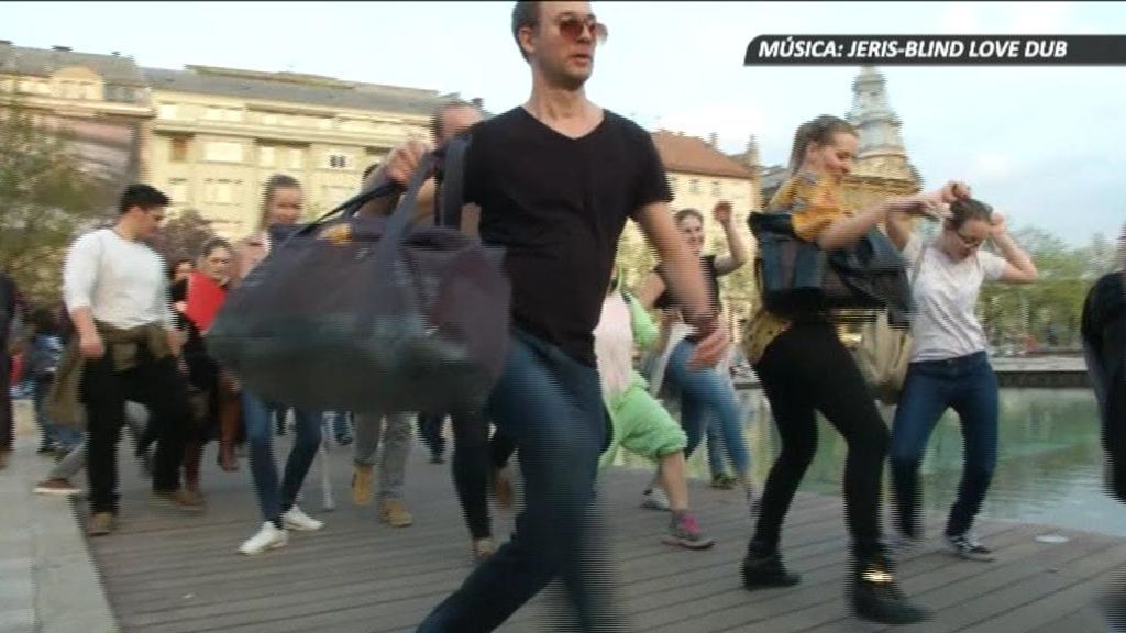 Original desfile "haciendo el tonto" por el centro de Budapest