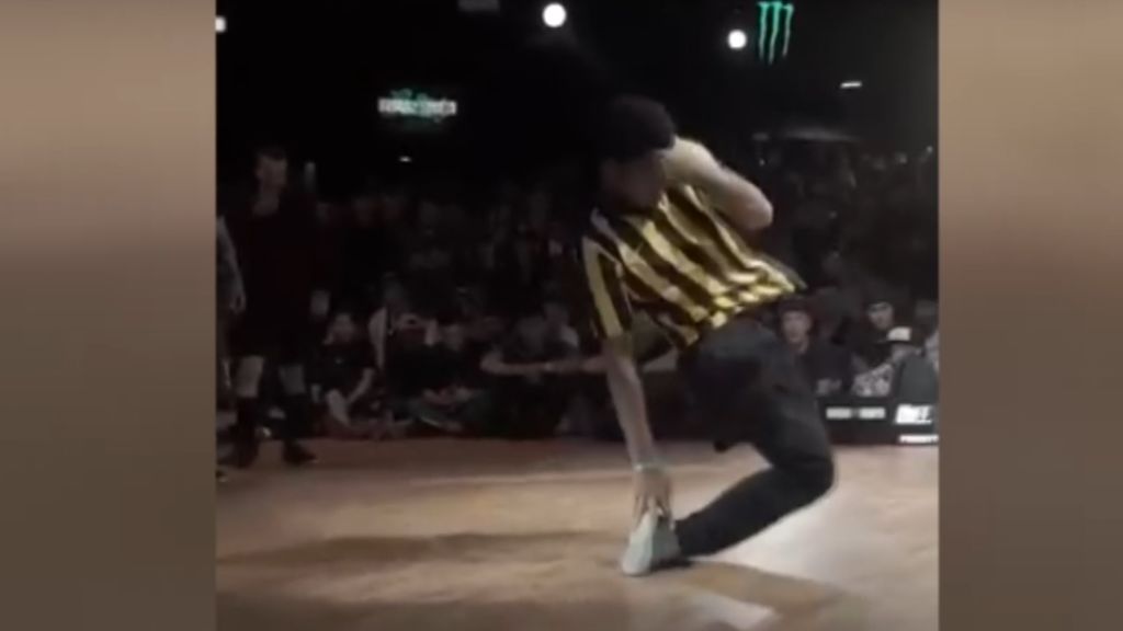 El increíble bailarín de breakdance con una pierna