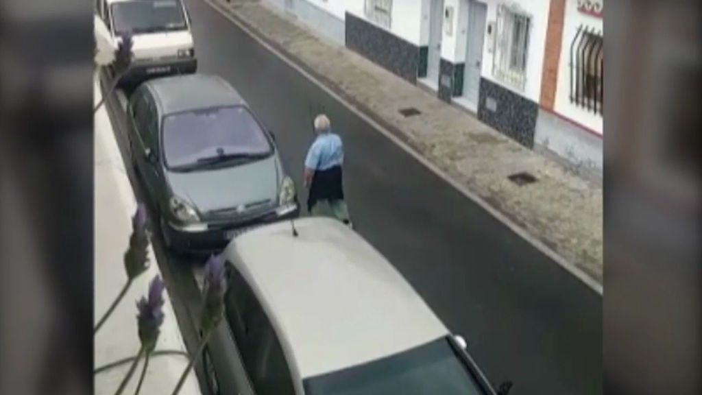 Un nuevo caso de ‘yayovandalismo’: destroza los coches de sus vecinos con una catana