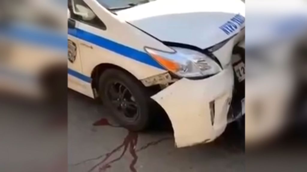 Un policía embiste a dos coches en Nueva York