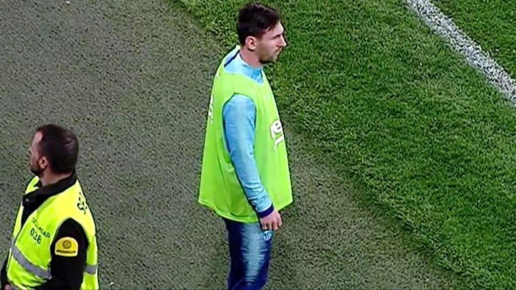 La mirada de Leo Messi al banquillo cuando calentaba en la banda y el Villarreal empató el partido