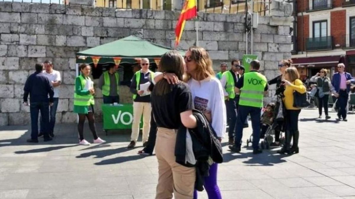 El beso de la semana: el beso lésbico de dos chicas ante un puesto de  Vox