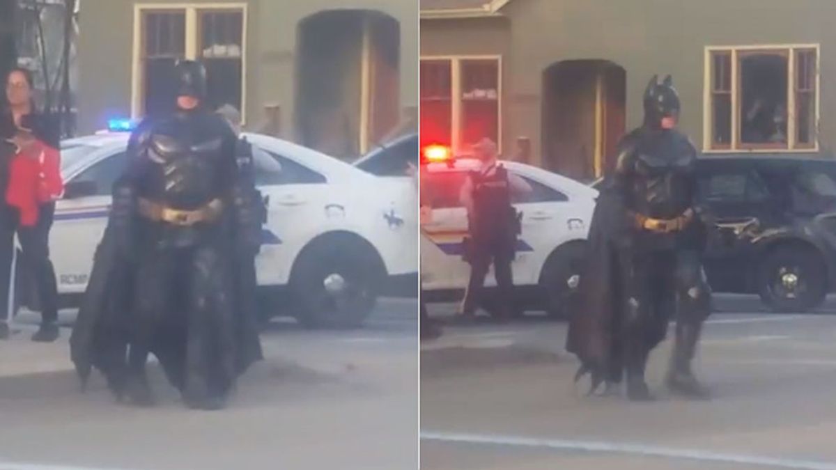 Se busca al ‘superhéroe’ que se acercó a policías armados para 'ayudarles': ¿Quién es el Batman de Okanagan?