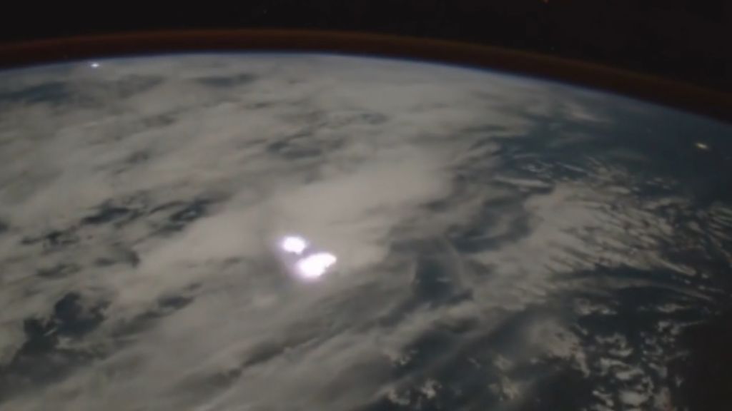 Con vistas a la Tierra desde la Estación Espacial Internacional