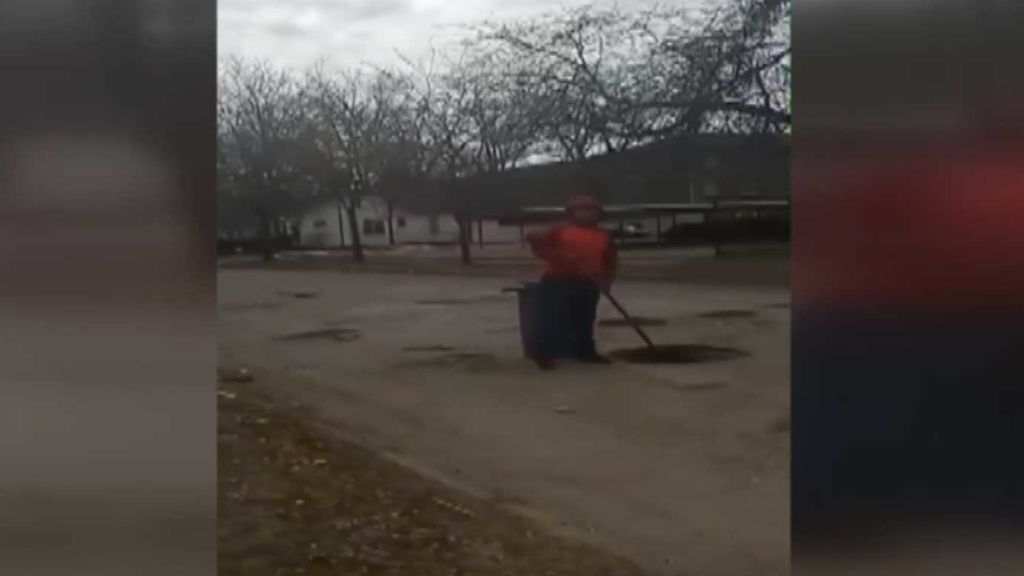 Con 12 años arregla los baches de su calle y el vídeo de hace viral