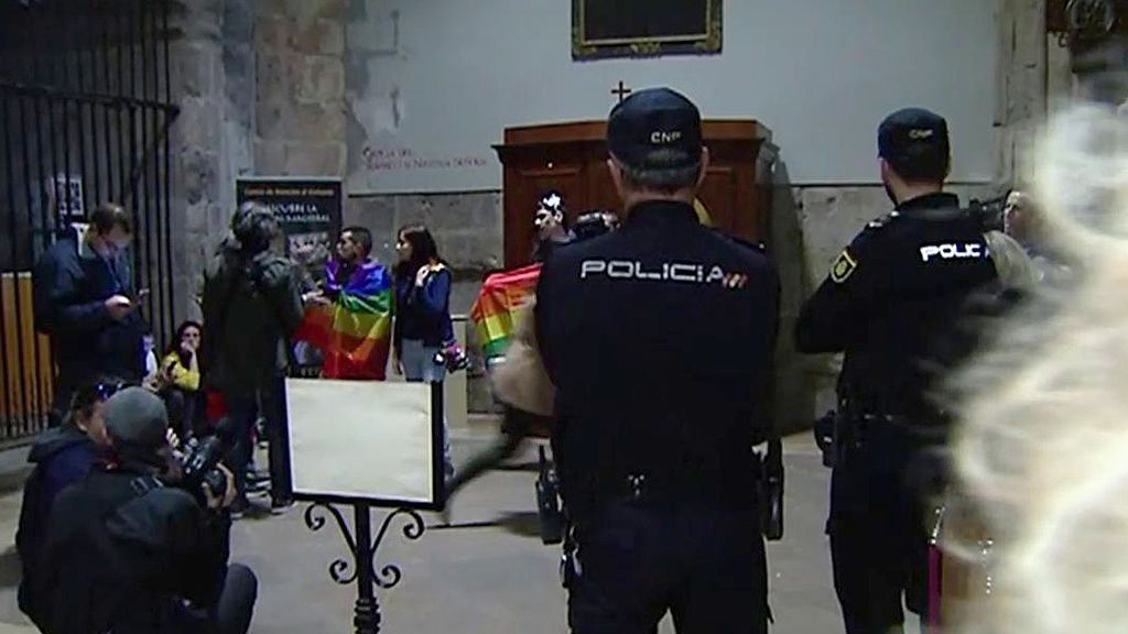 Dos activistas protestan en la Catedral de Alcalá de Henares por los cursos para ‘curar’ la homosexualidad