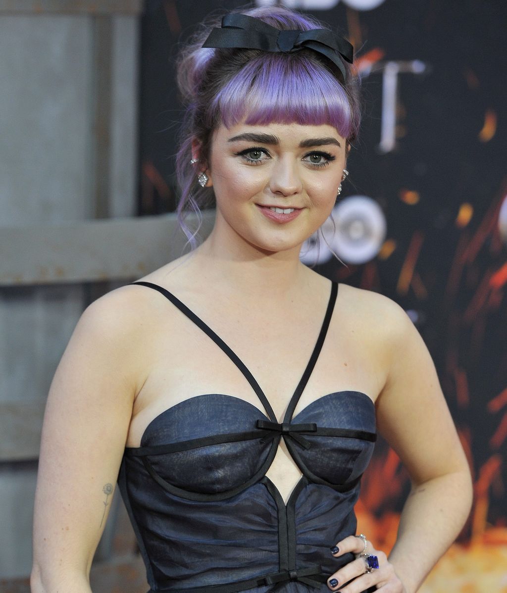 El vestido con un mensaje oculto de Emilia Clarke y otros detalles del preestreno de 'Juego de Tronos'