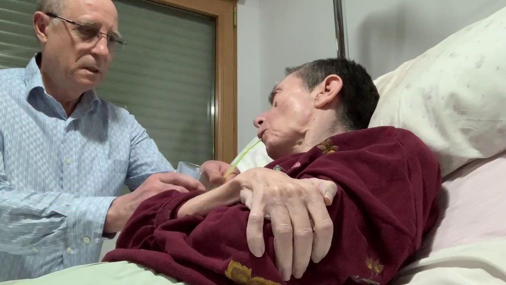 Las imágenes en las que Mª José, enferma de esclerosis múltiple, muere con ayuda de su marido