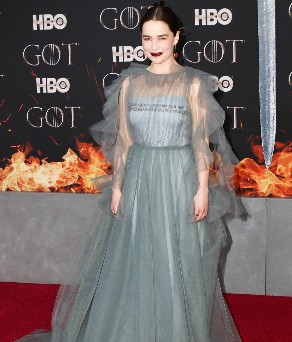 El vestido con un mensaje oculto de Emilia Clarke y otros detalles del preestreno de 'Juego de Tronos'