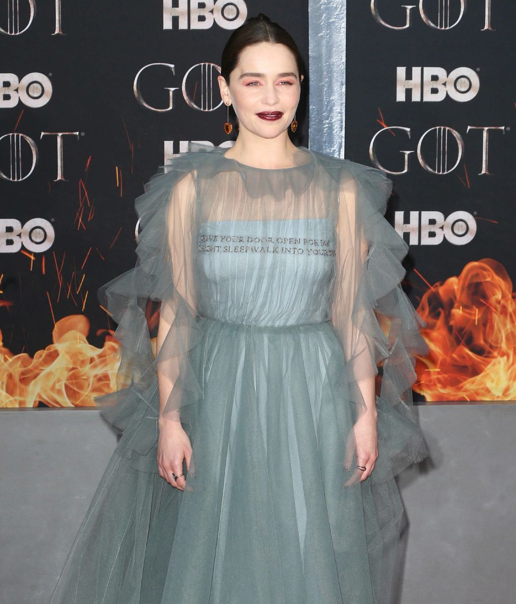 El vestido con un mensaje oculto de Emilia Clarke y otros detalles del preestreno de 'Juego de Tronos'