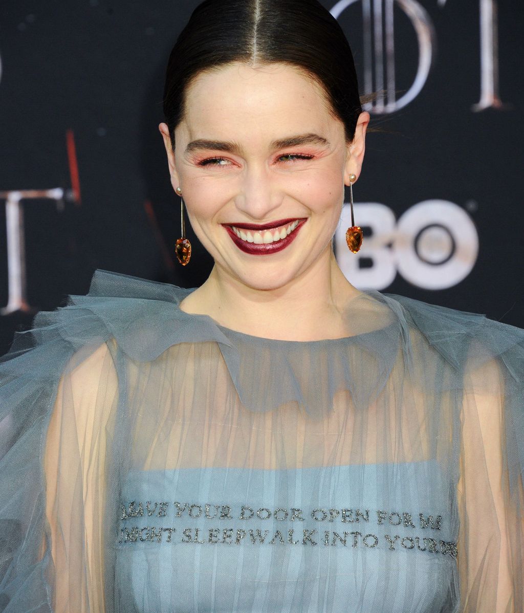 El vestido con un mensaje oculto de Emilia Clarke y otros detalles del preestreno de 'Juego de Tronos'
