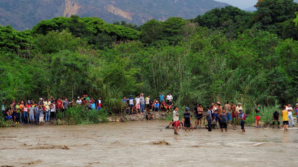 Cientos de venezolanos arriesgan sus vidas para escapar a Colombia
