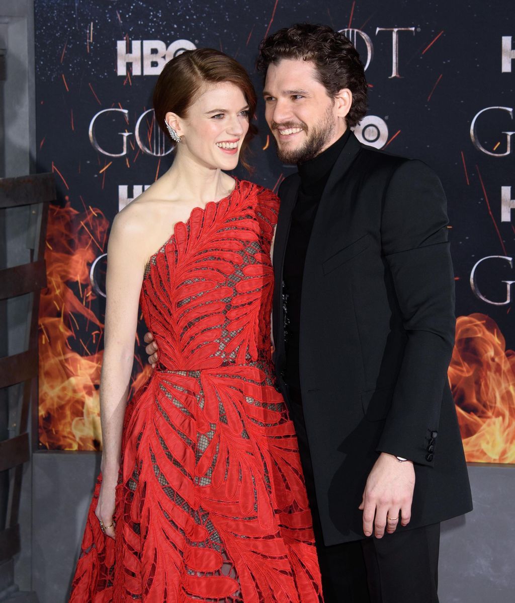El vestido con un mensaje oculto de Emilia Clarke y otros detalles del preestreno de 'Juego de Tronos'