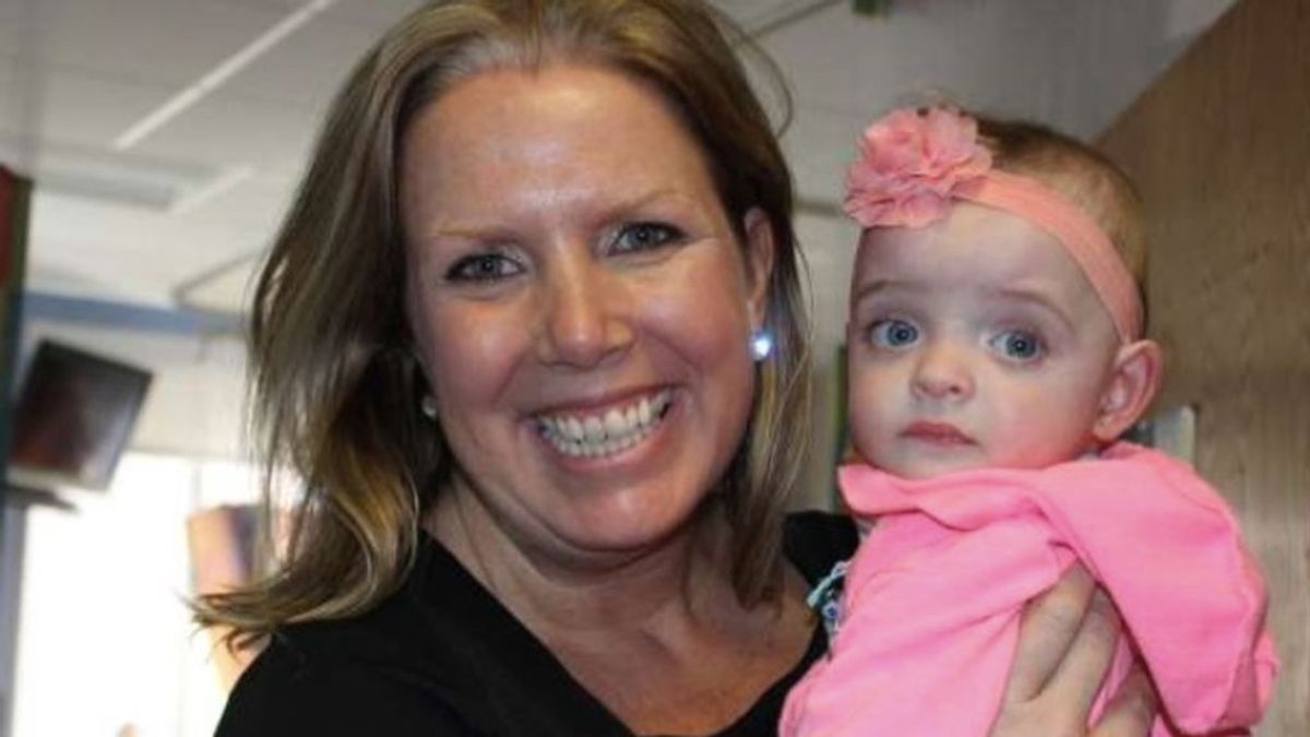 La historia de Liz, la enfermera que adoptó a un bebé de 8 meses a la que nadie visitó en cinco mesese