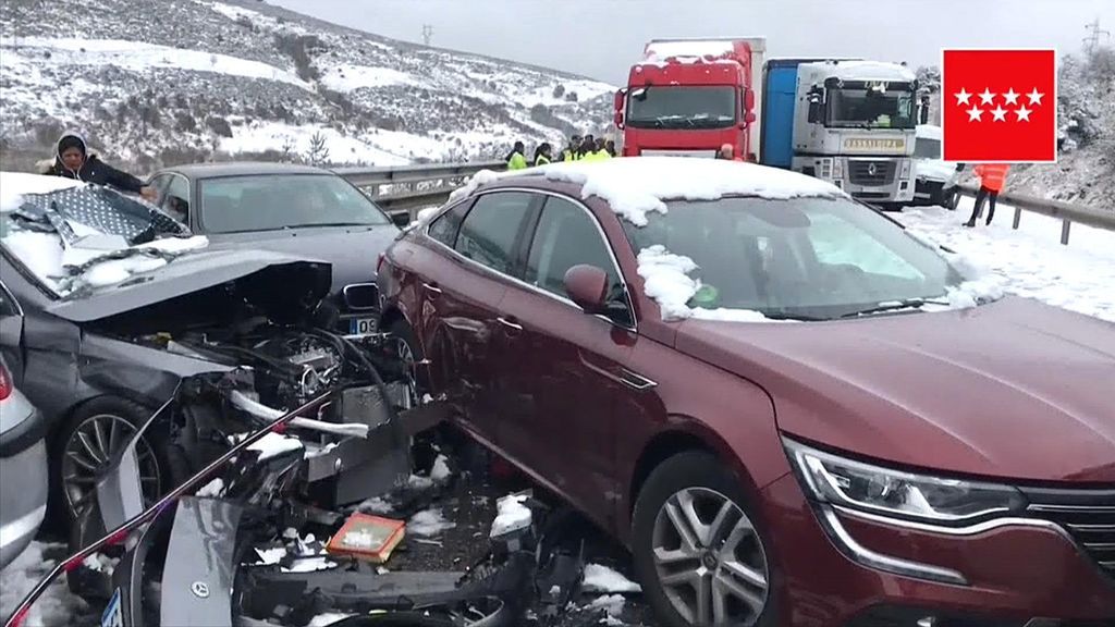 Un accidente en cadena provocado por la nieve deja 35 heridos en la A-1, a la altura de Somosierra