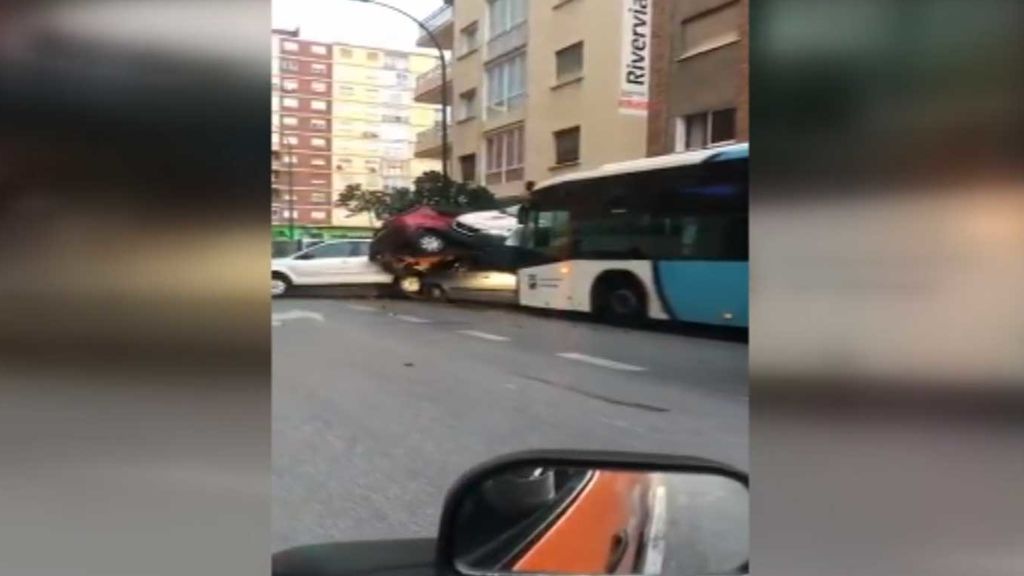 Un conductor de un autobús sufre un infarto y arrolla varios coches en Málaga