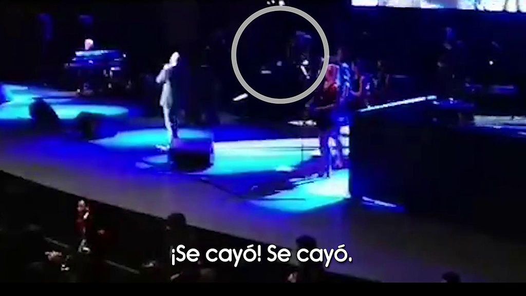 La brutal caída de Julio Iglesias y otros despropósitos de su último concierto
