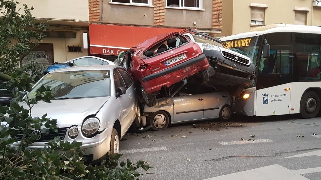 Un autobús arrolla en Málaga a varios coches tras sufrir su conductor un infarto
