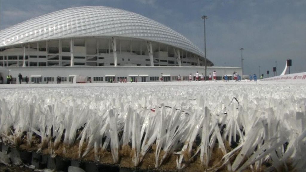 Crean un campo de fútbol con césped hecho con vasos de plástico