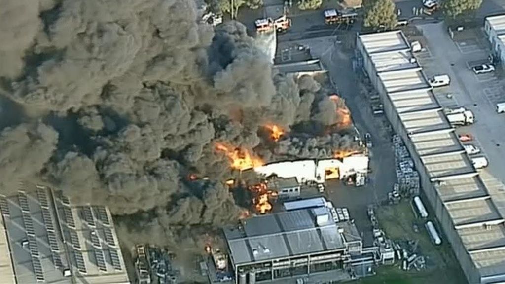 Las llamas calcinan por completo una planta de desechos industriales en Melbourne