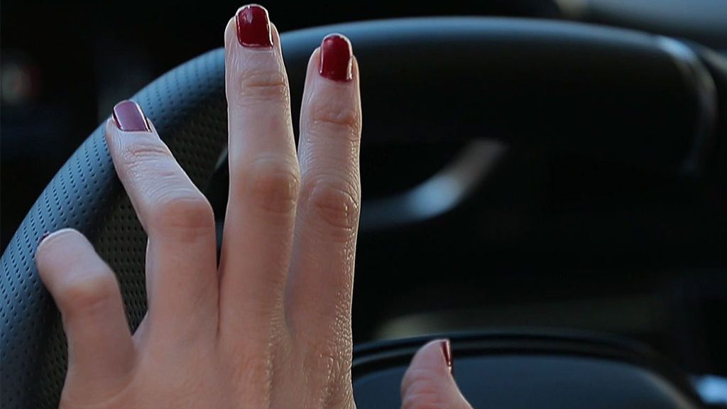 Comerte las uñas mientras conduces te puede costar una buena multa